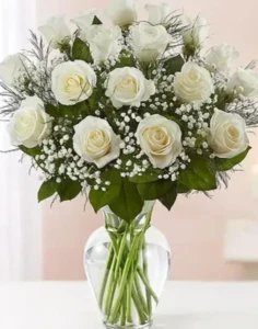 זר ורדים לבנים וגיבסנית. החל מ-219 ש"ח