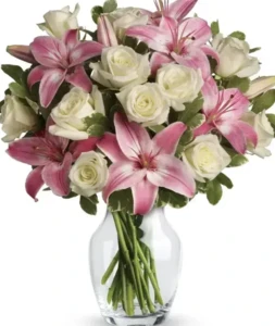 זר ליליות וורדים לבנים. החל מ-249 ש"ח