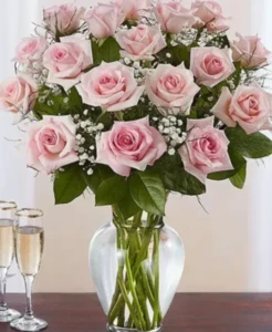 זר ורדים ורודים וגיבסנית. החל מ-219 ש"ח