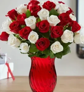 זר 35 ורדים אדומים ולבנים.