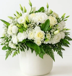 סידור חגיגי בכלי קרמיקה.