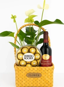 מארז אנטוריום לבן בכלי קרמיקה, יין ושוקולד בסלסלת קש