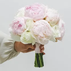 זר כלה - פיונים וורדים לבנים.