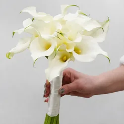 זר כלה קאלות לבנות.